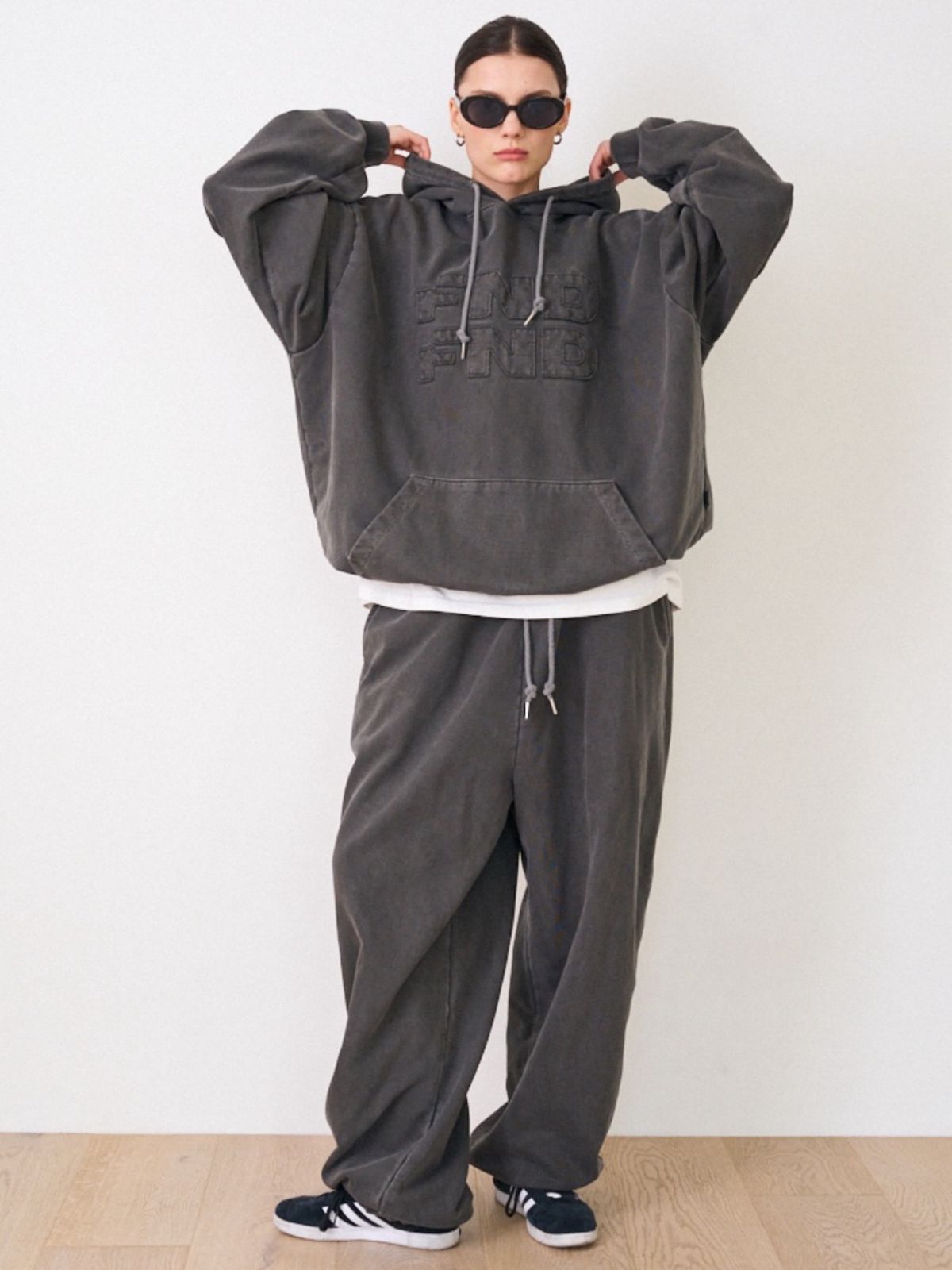 픈드픈드(FNDFND) FND logo sweat pants