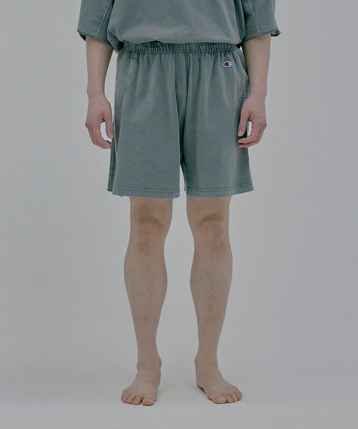 챔피온(CHAMPION) 챔피온 X 엔할리우드 사이드 테리 스웨트 쇼츠 Dark Grey