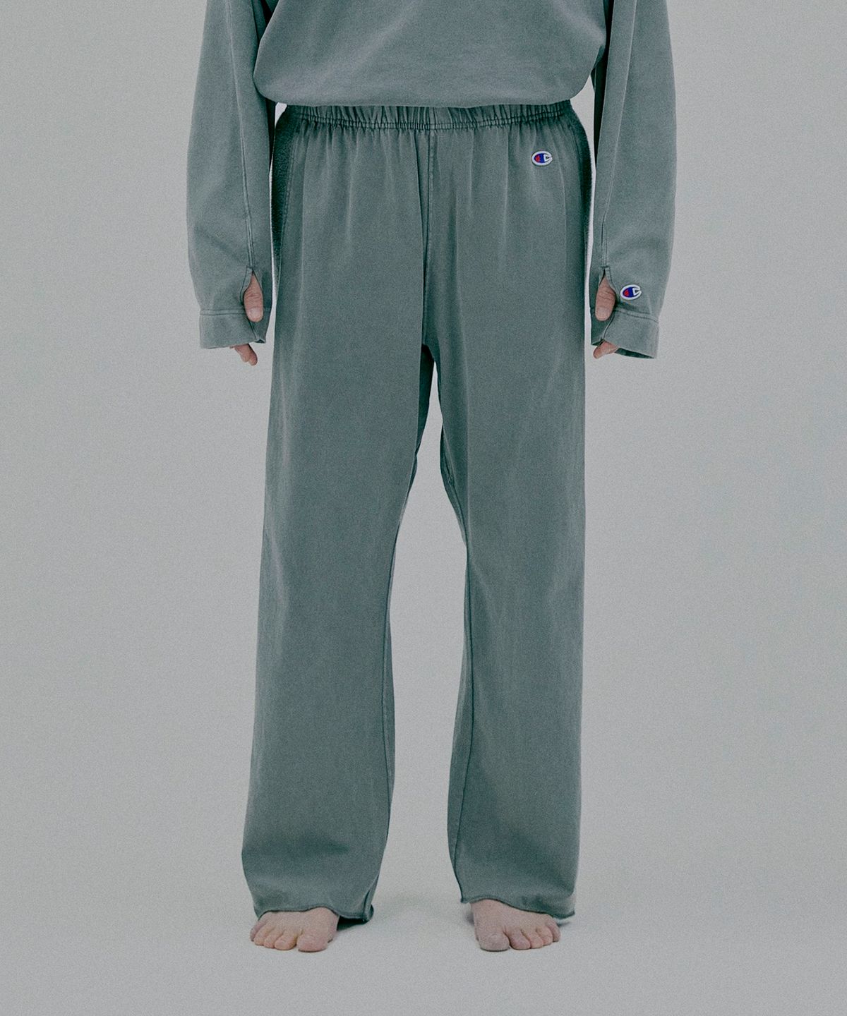 챔피온(CHAMPION) 챔피온 X 엔할리우드 사이드 테리 스웨트 팬츠 Dark Grey