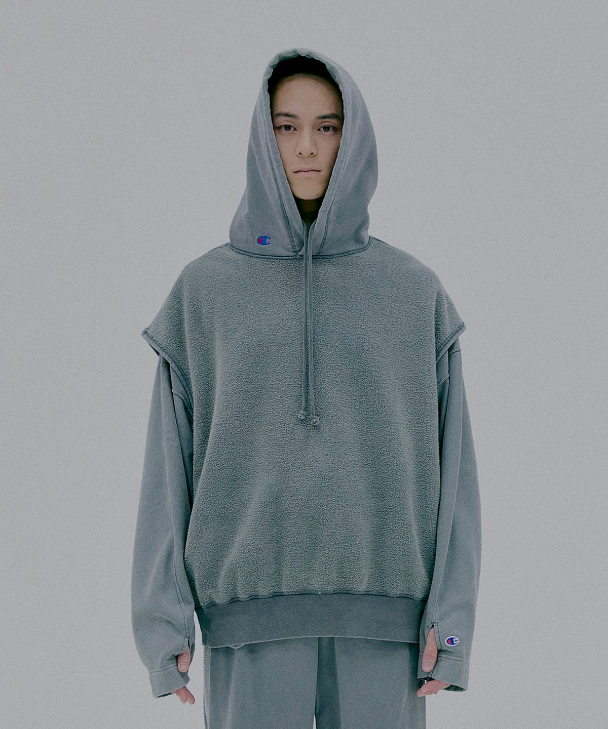 챔피온(CHAMPION) 챔피온 X 엔할리우드 리버서블 후드 슬리브리스 Dark Grey