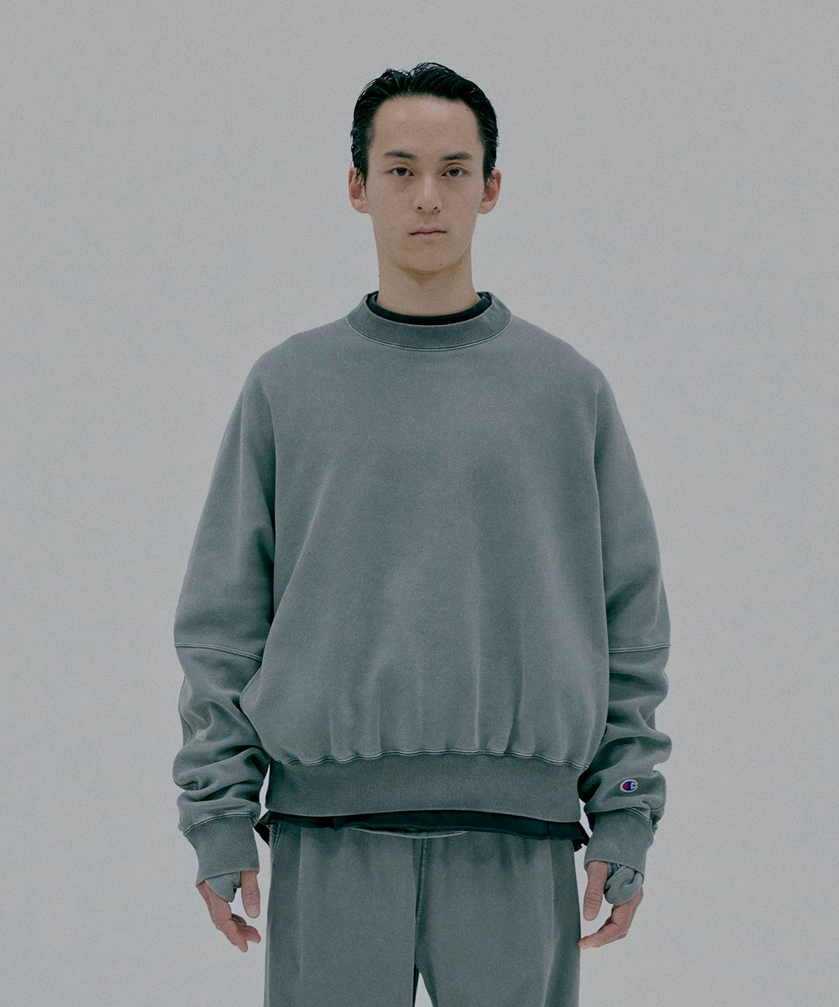 챔피온(CHAMPION) 챔피온 X 엔할리우드 리버서블 크루넥 스웨트셔츠 Dark Grey