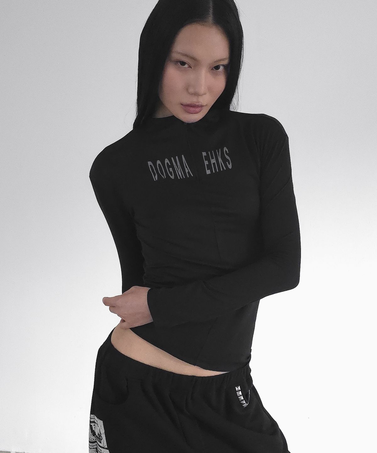 도그마 엑스(DOGMA EHKS) HALF ZIP-UP TOP BLACK