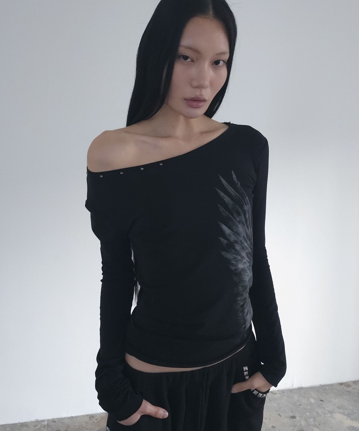 도그마 엑스(DOGMA EHKS) OFF SHOULDER SLIM T-SHIRT BLACK