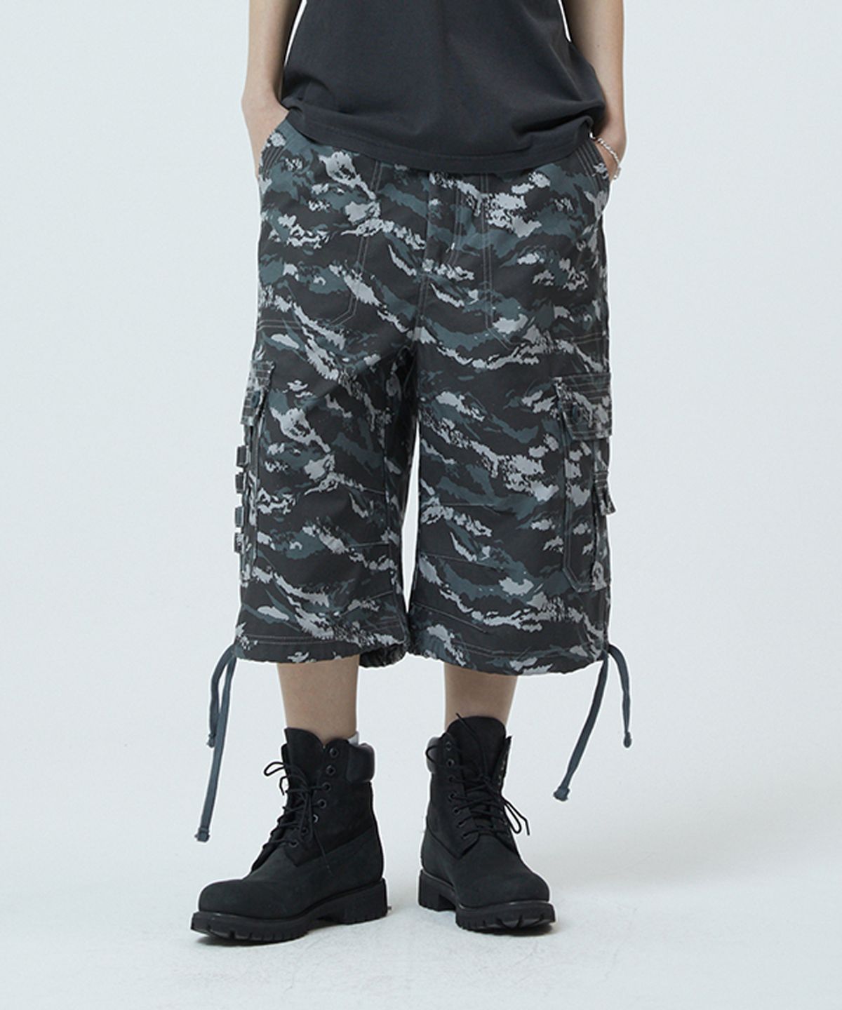 마하그리드(MAHAGRID) UTILITY CARGO CAMO SHORTS CHARCOAL(MG2GMMPA61A)