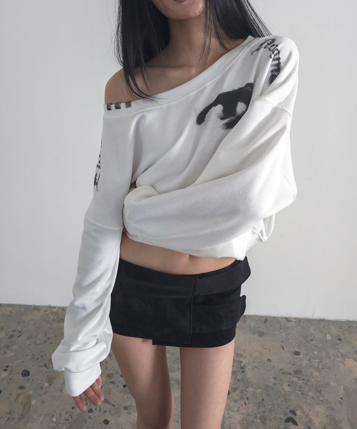 도그마 엑스(DOGMA EHKS) OFF SHOULDER SWEAT SHIRT WHITE
