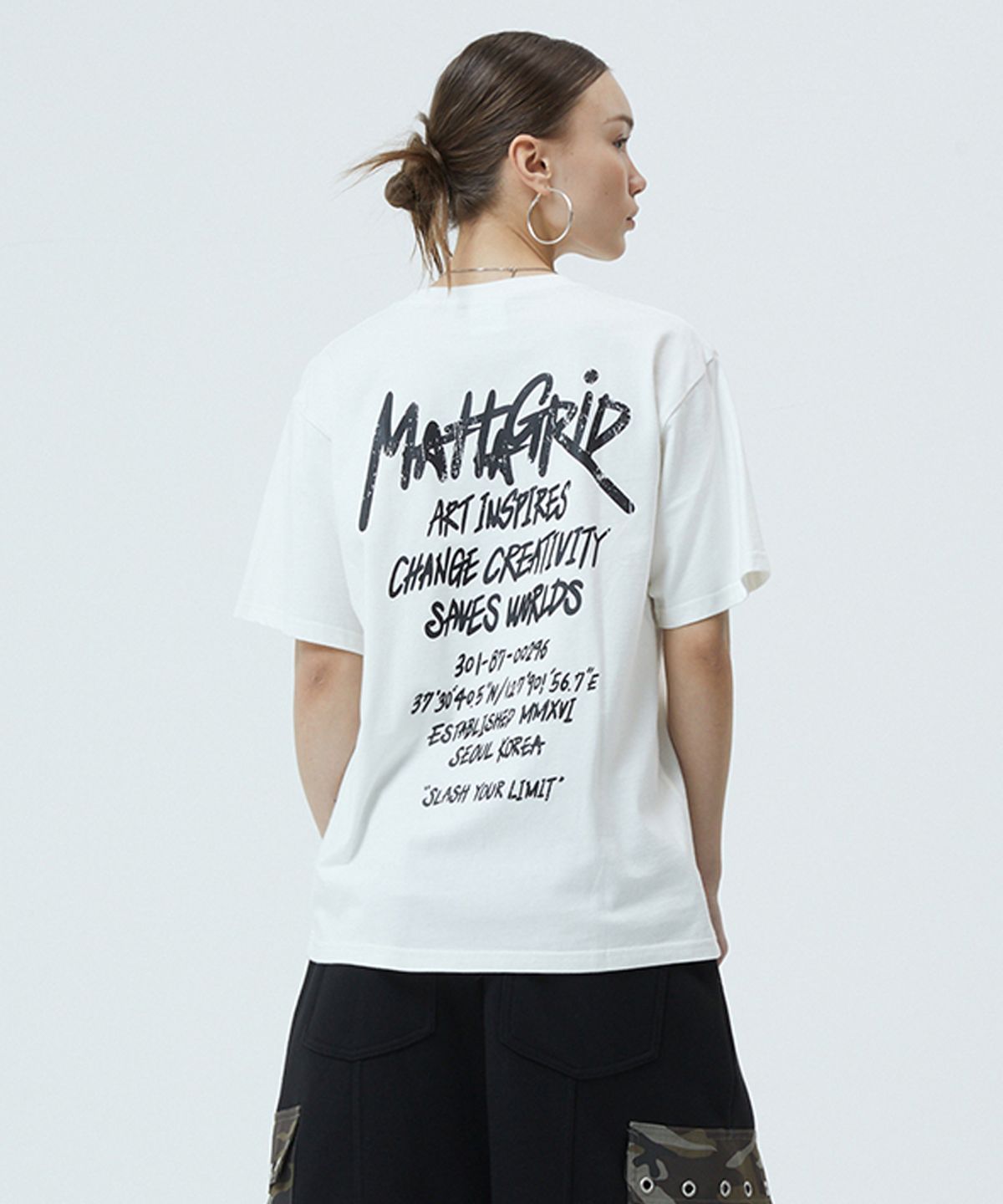 마하그리드(MAHAGRID) PIGMENT GRAFFITI LOGO TEE IVORY(MG2GMMT507A)