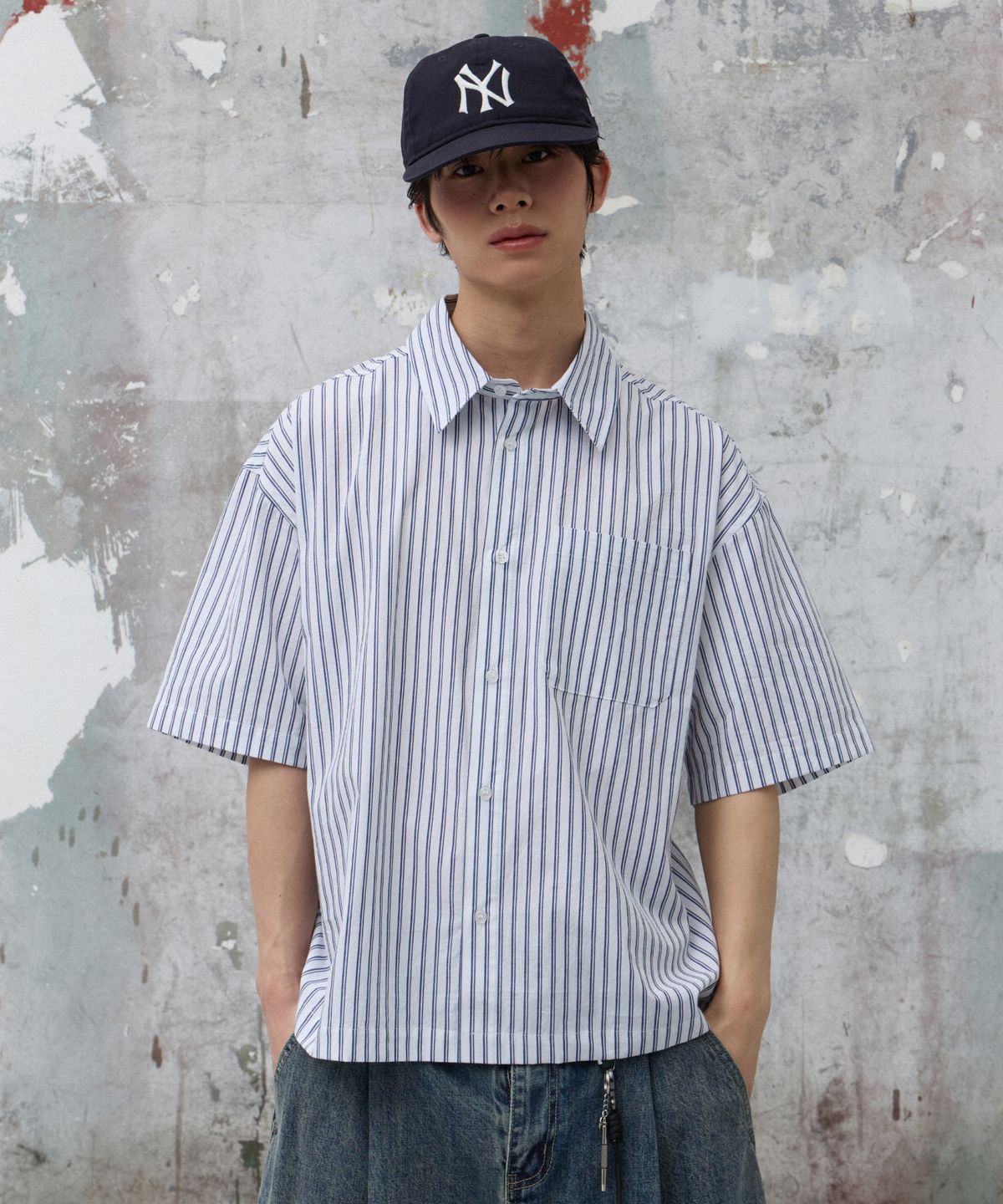 에이지오디(AGOD) 크롭 하프 스트라이프 셔츠 [네이비]