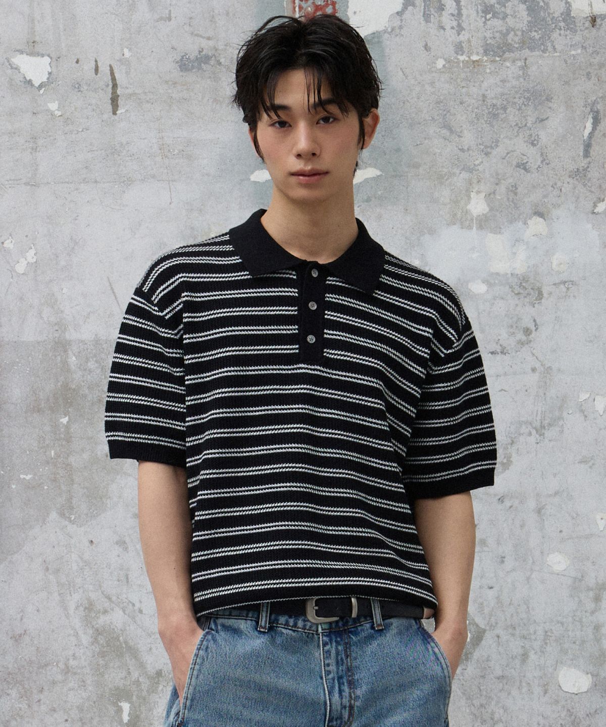 에이지오디(AGOD) 카라 버튼 스트라이프 하프 니트 [블랙]