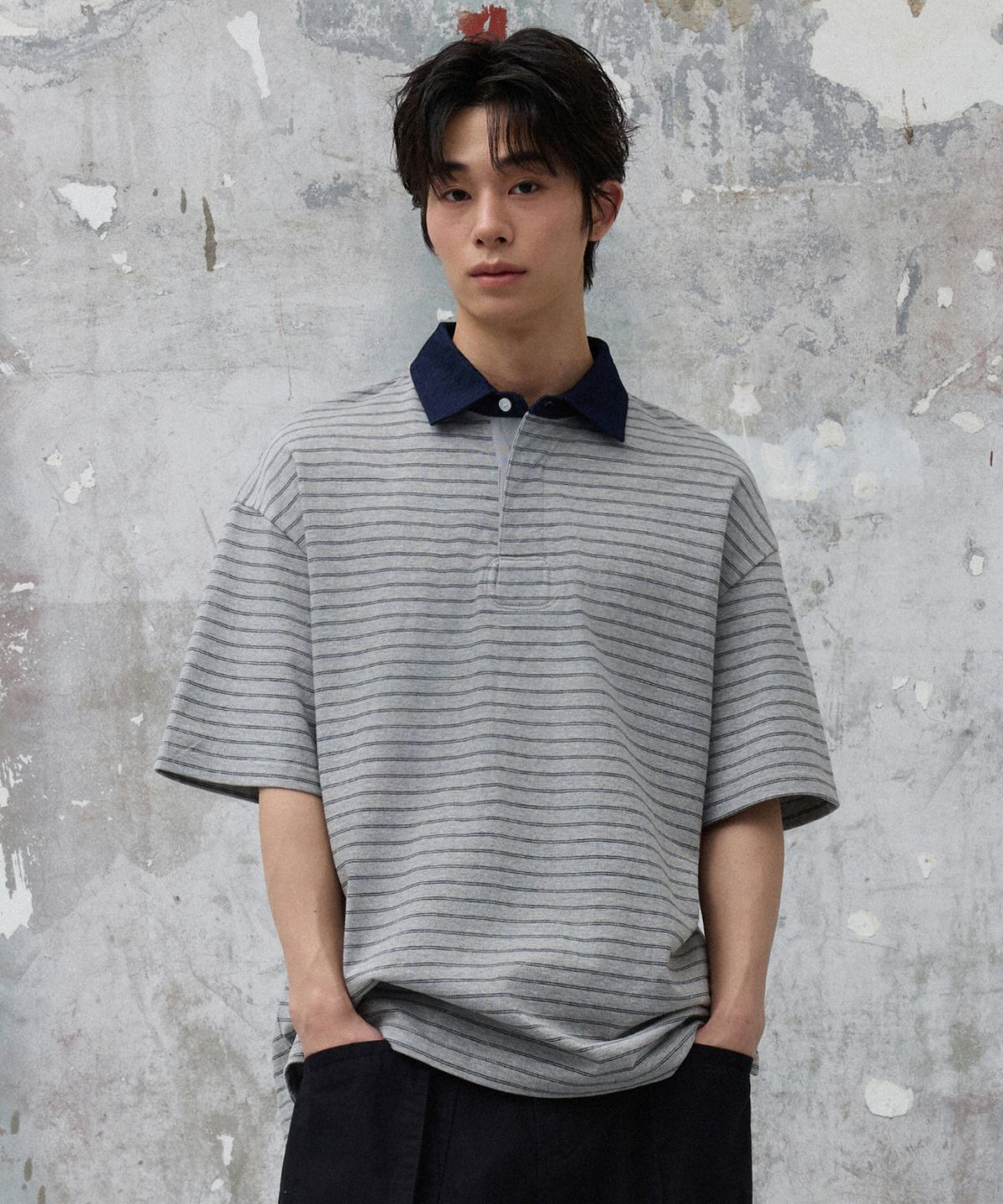 에이지오디(AGOD) 콘트라스트 데님 카라 스트라이프 하프 티셔츠 [그레이]