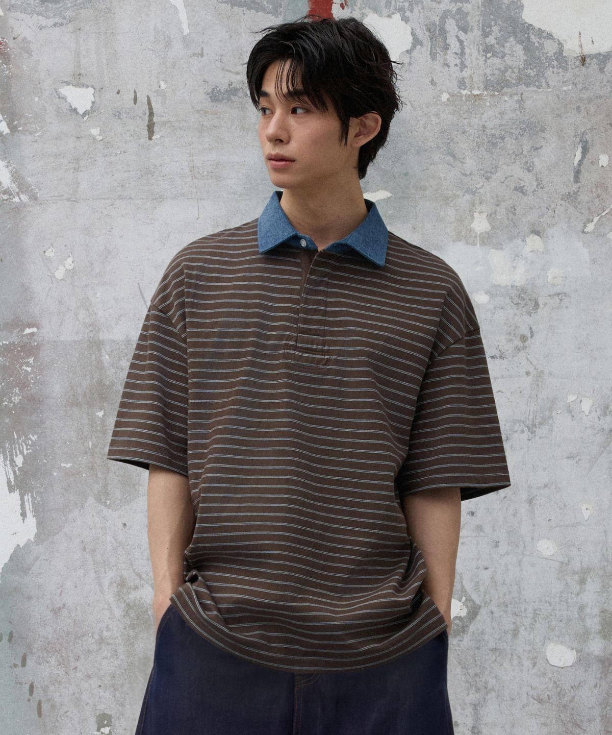 에이지오디(AGOD) 콘트라스트 데님 카라 스트라이프 하프 티셔츠 [브라운]