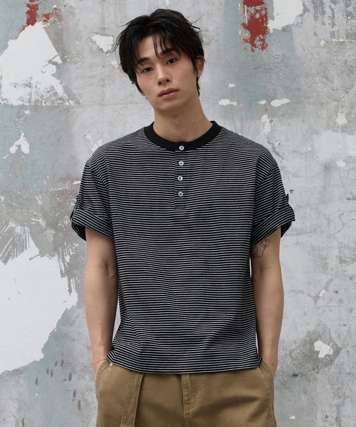 에이지오디(AGOD) 롤업 스냅 헨리넥 스트라이프 하프 티셔츠 [블랙]