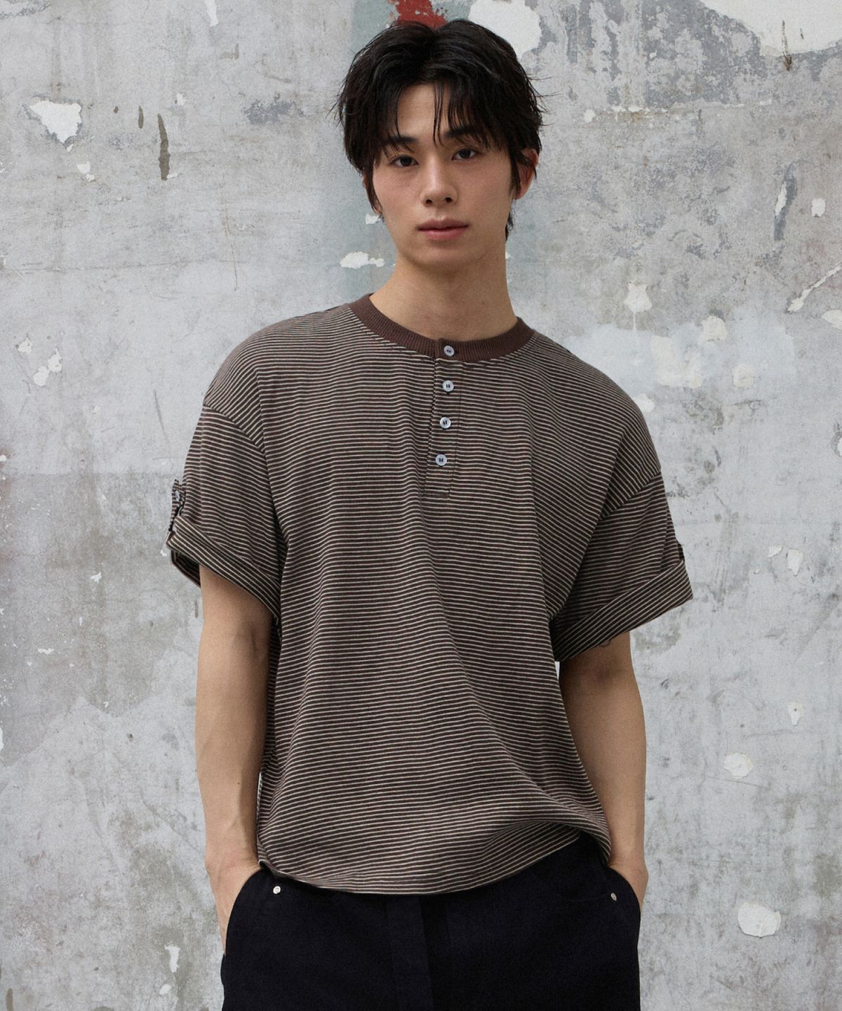 에이지오디(AGOD) 롤업 스냅 헨리넥 스트라이프 하프 티셔츠 [브라운]