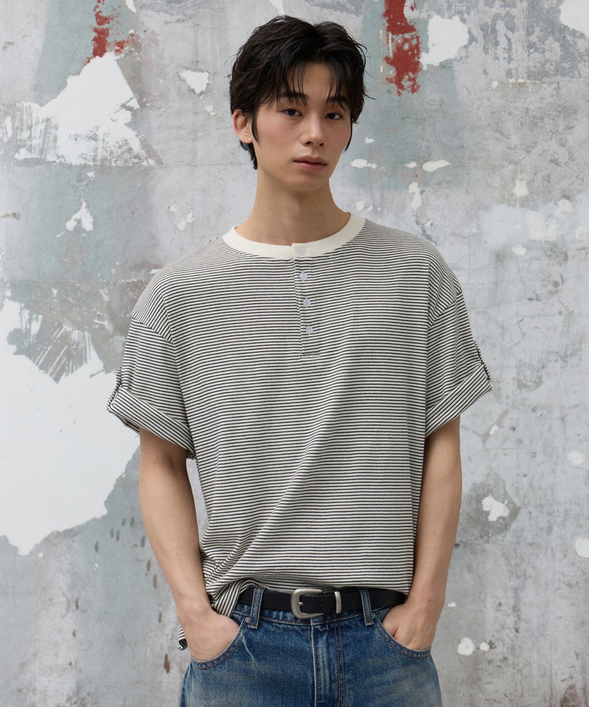 에이지오디(AGOD) 롤업 스냅 헨리넥 스트라이프 하프 티셔츠 [아이보리]