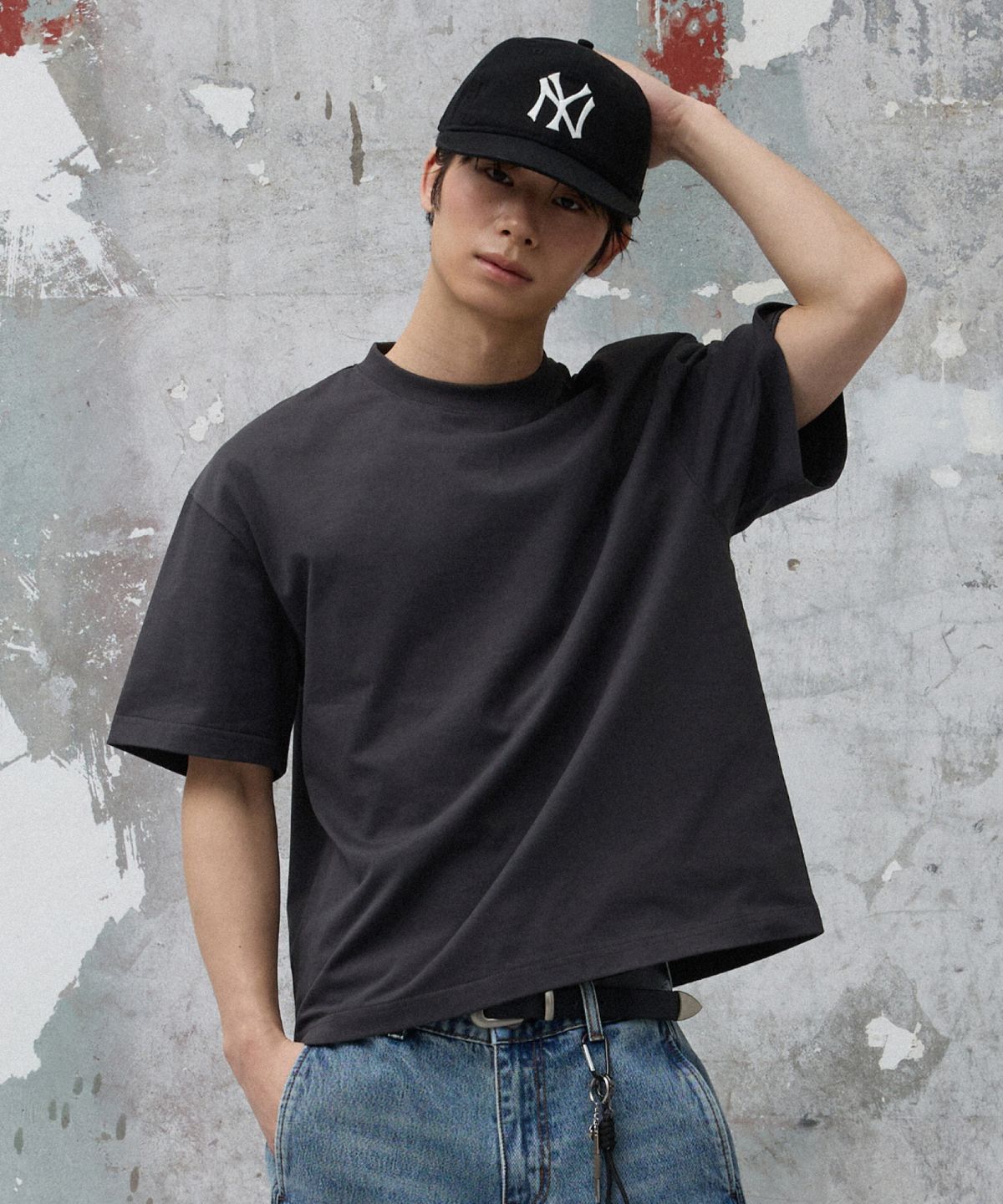 에이지오디(AGOD) 백 인시전 크롭 하프 티셔츠 [차콜]