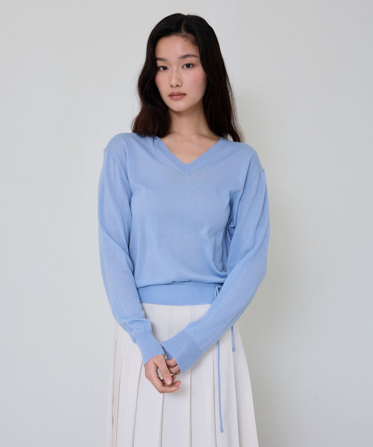 더엘로(THEELO) 스트랩 디테일 브이넥 니트 탑 (Light Blue)