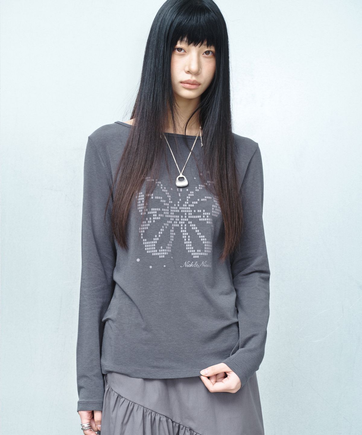 닉앤니콜(NICK&NICOLE) PIXEL BUTTERFLY GRAPHIC TOP_CHARCOAL