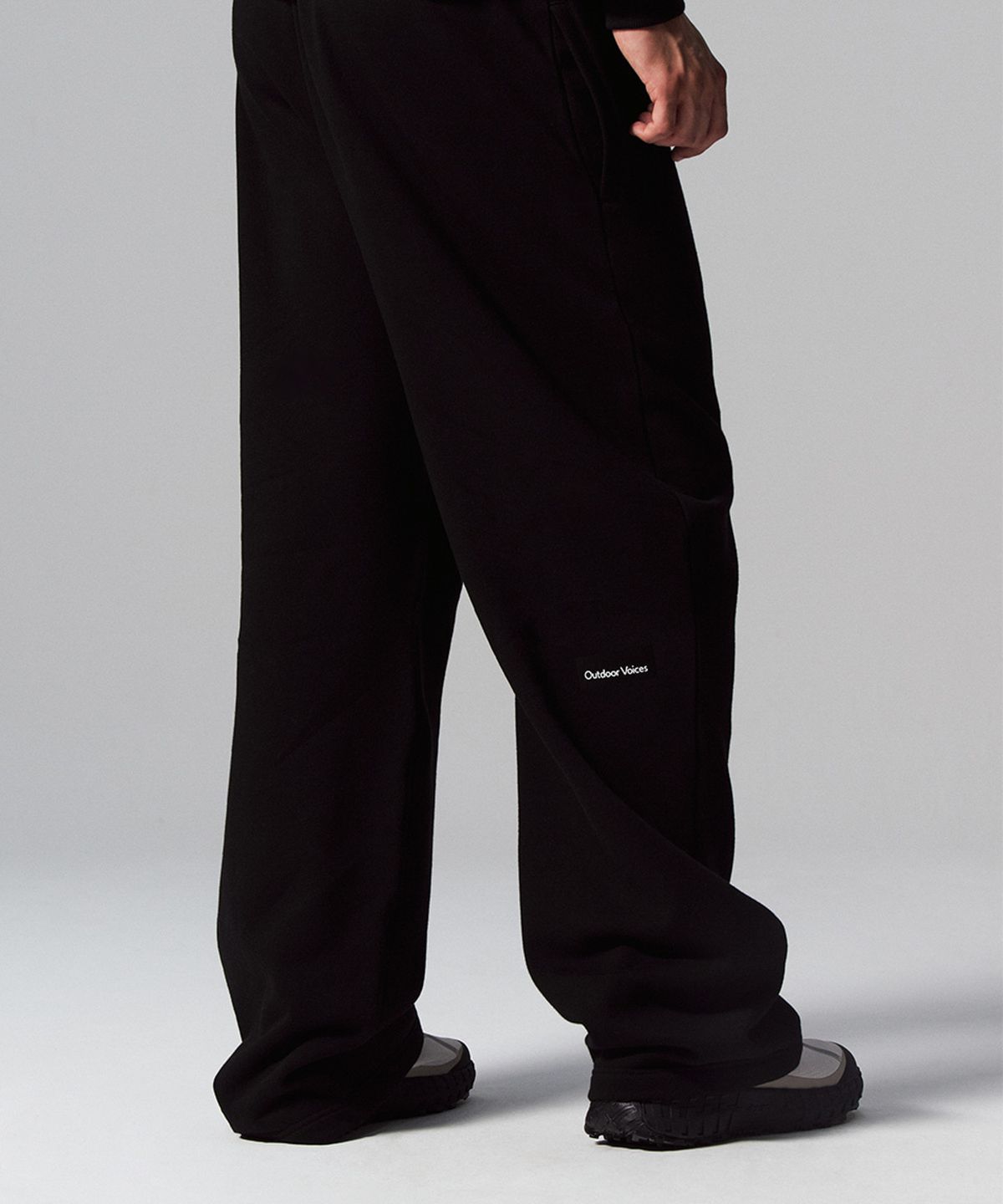 아웃도어 보이스(OUTDOOR VOICES) OV LOGO SWEATPANTS (BLACK)