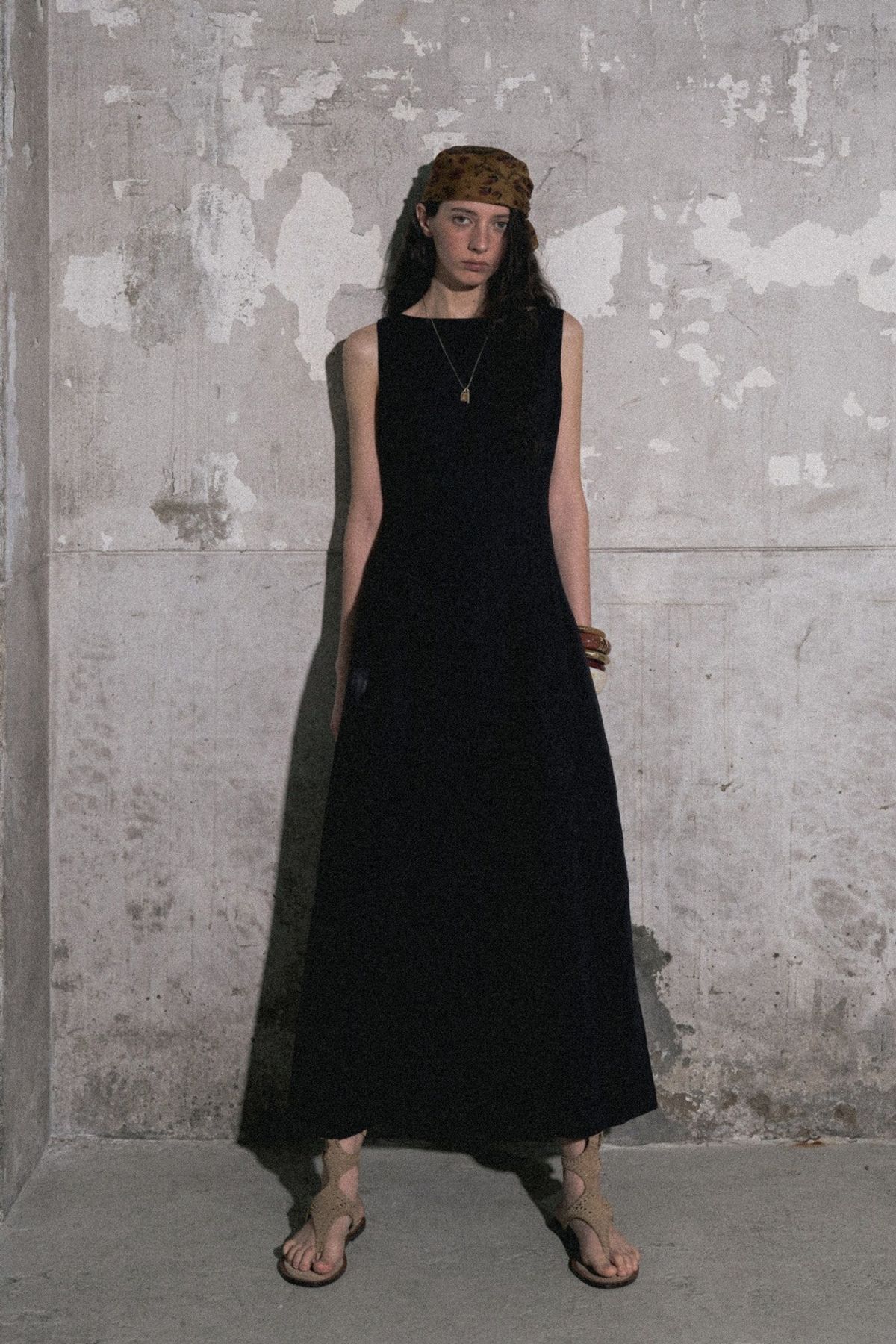 쿠메(KUMÉ) Linen Boat-Neck Pintucked Dress, Navy