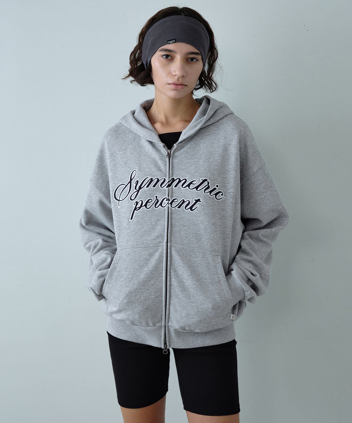 시메트릭 퍼센트(SYMMETRICPERCENT) Logo Zip-up Hoodie / Melange Grey