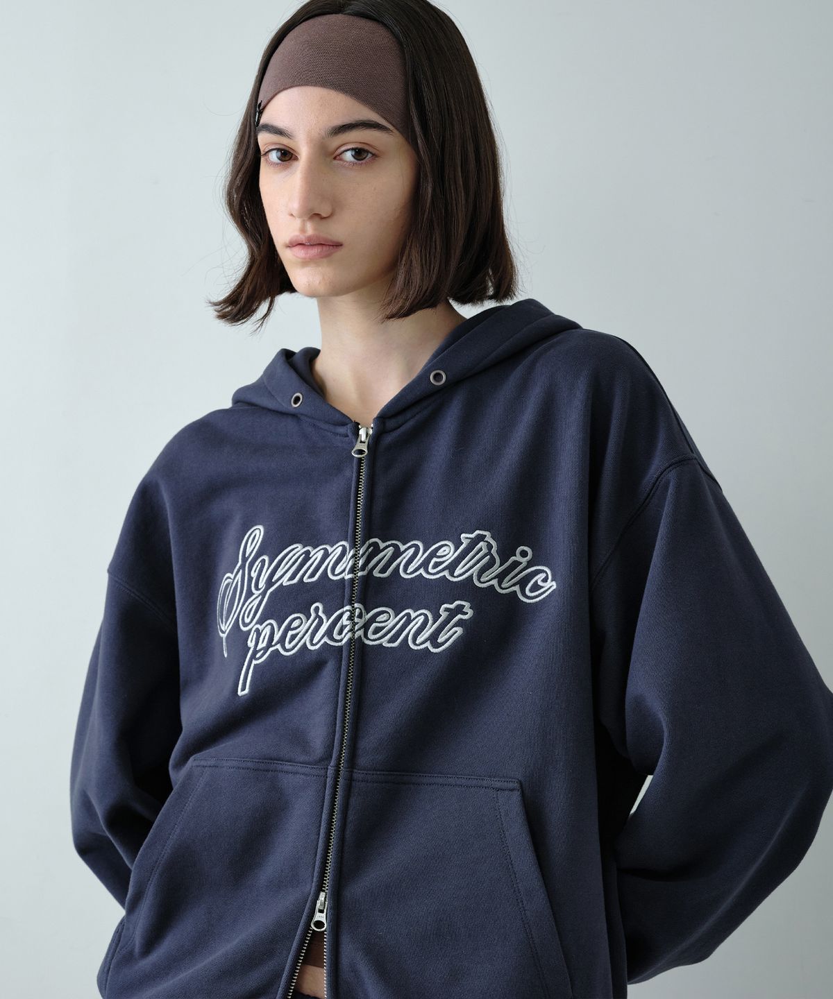 시메트릭 퍼센트(SYMMETRICPERCENT) Logo Zip-up Hoodie / Navy