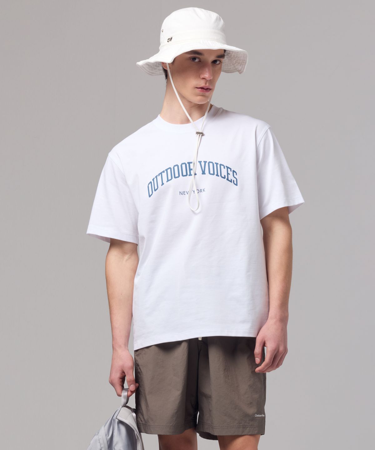 아웃도어 보이스(OUTDOOR VOICES) AirCorePro™ ARCH LOGO TEE (WHITE)