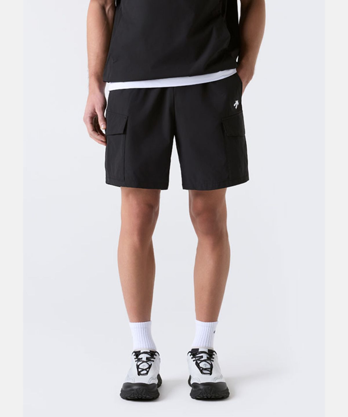 데상트(DESCENTE) 스트레치 7.5인치 우븐 카고 쇼츠 블랙 SR221UHP44