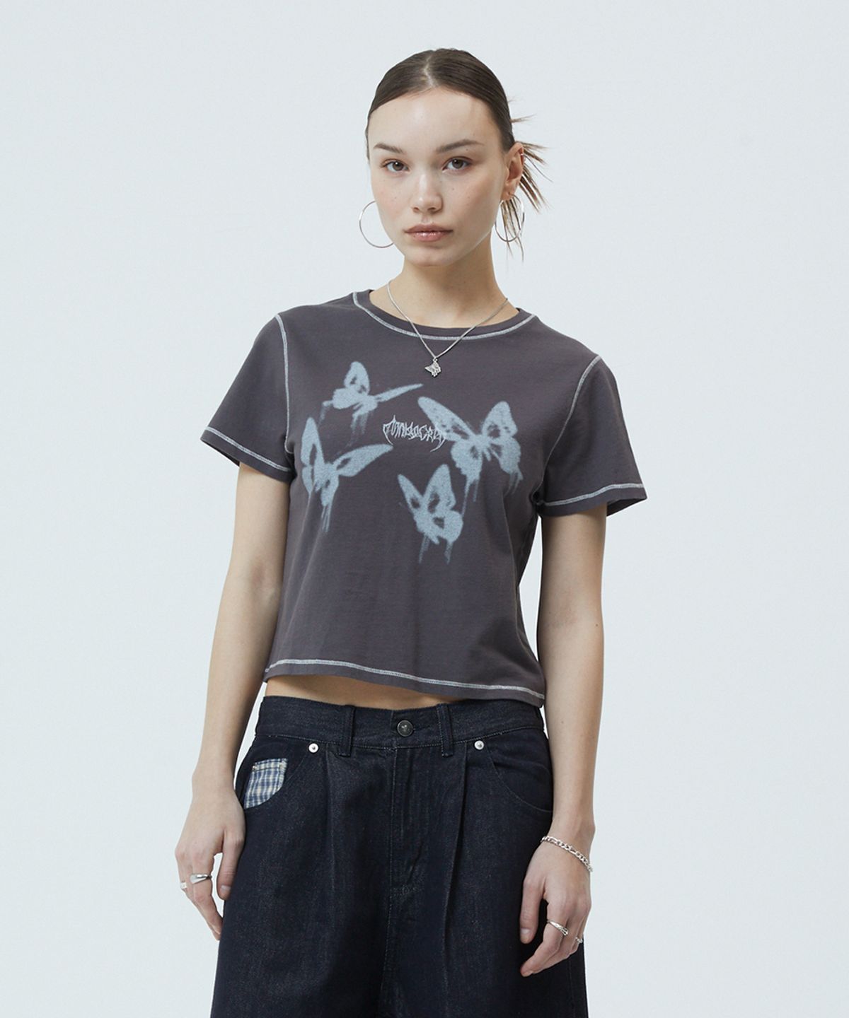 마하그리드(MAHAGRID) PIGMENT BUTTERFLY GOTH CROP TEE CHARCOAL(MG2GMFT533A)