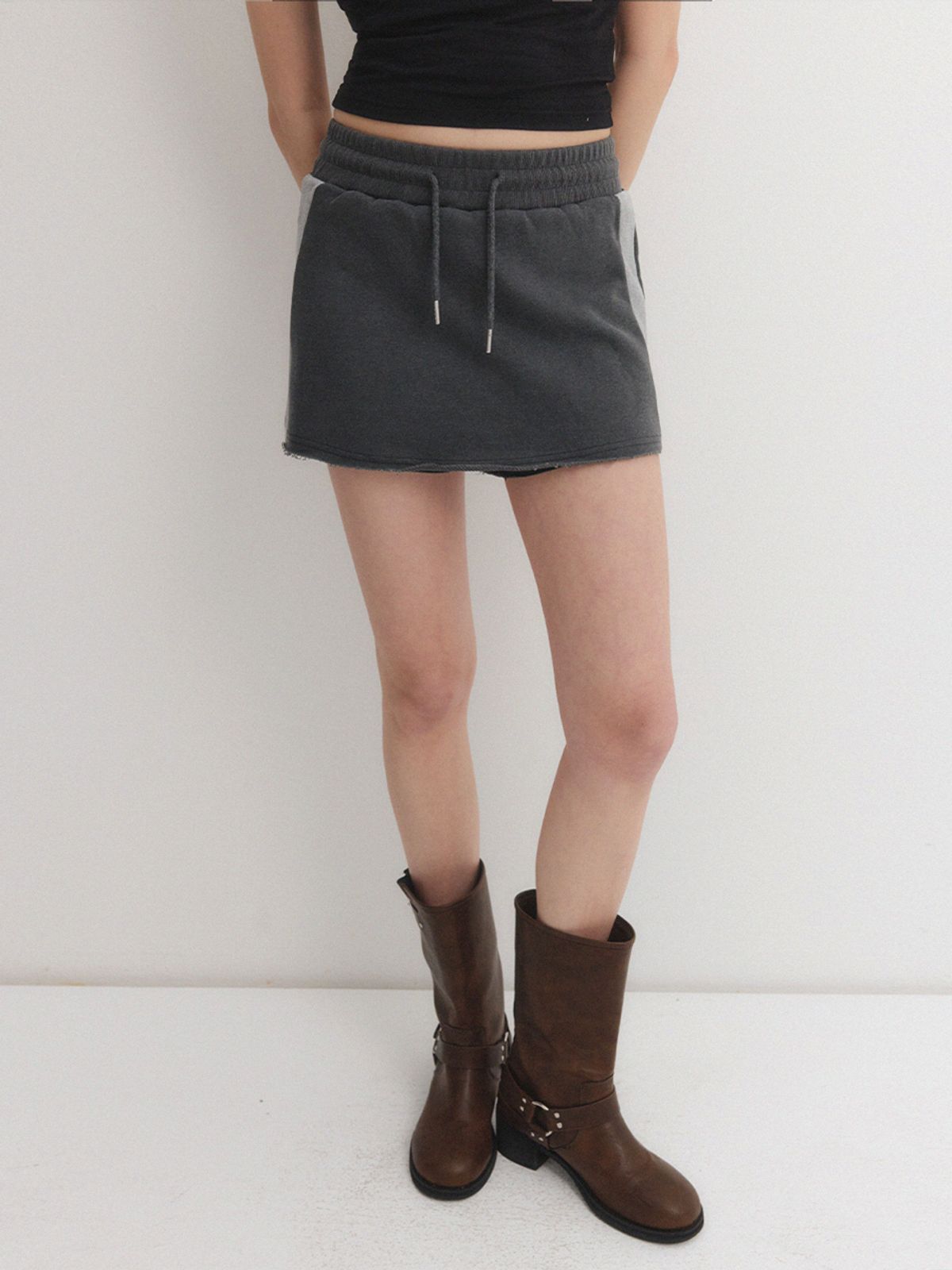 소플러(SOFLER) AVA SWEAT PANTSKIRT_CHARCOAL