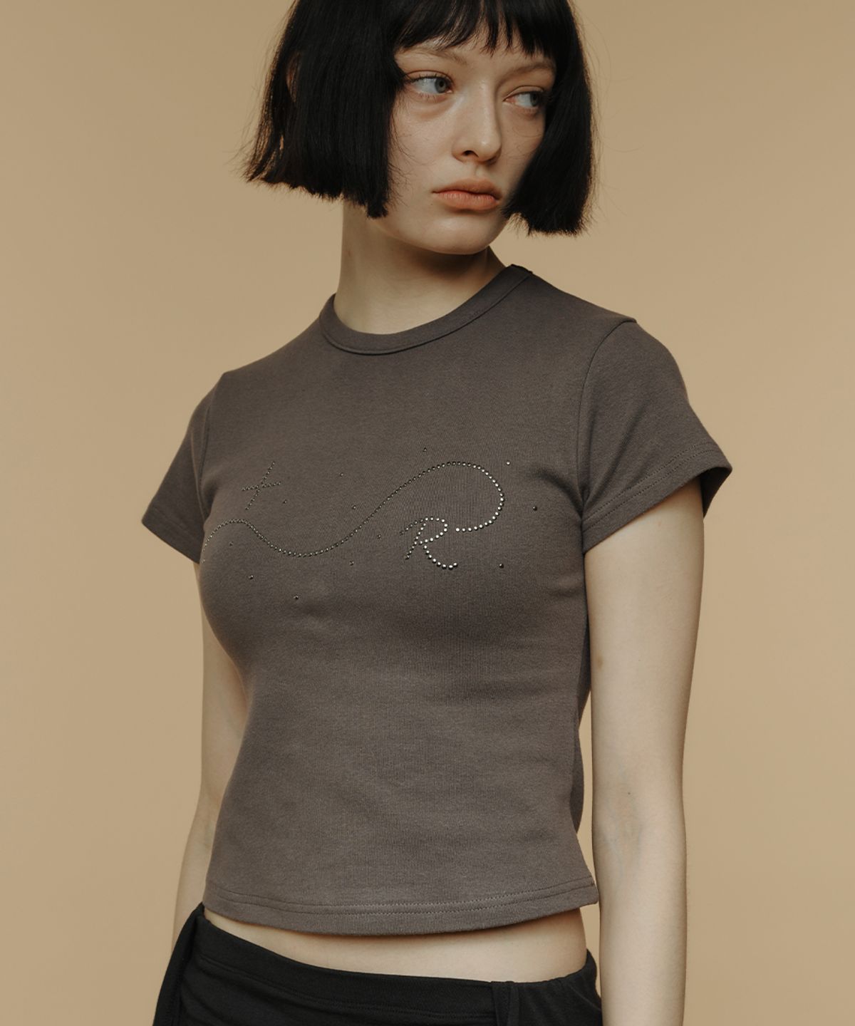 로맨티누어(ROMANTINUER) Signature R Wave Crop Cotton T-Shirt (Charcoal)