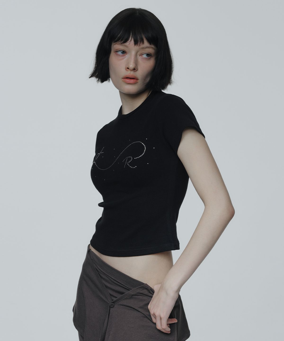 로맨티누어(ROMANTINUER) Signature R Wave Crop Cotton T-Shirt (Black)