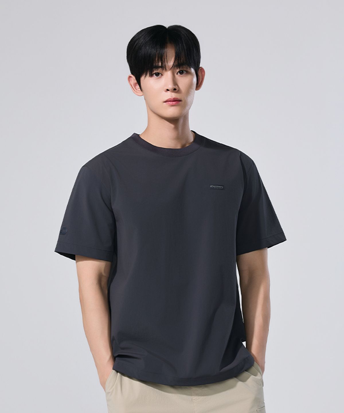 디스커버리 익스페디션(DISCOVERY EXPEDITION) 유니 프레시벤트 에센셜 우븐 반팔티셔츠 (D.GREY)