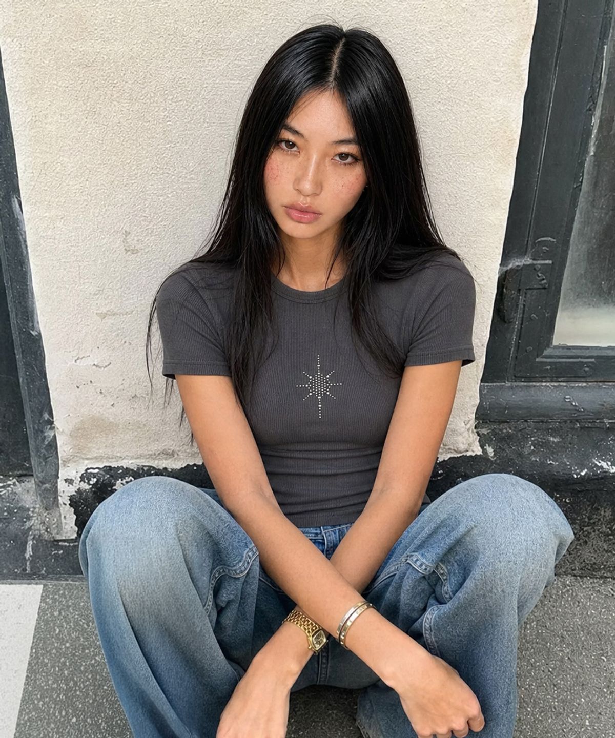 로맨티누어(ROMANTINUER) Mini Cross Slim Fit T-Shirt (Charcoal)