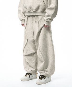 리파인드 오블릭 커브드 스웨트팬츠 - 오트밀