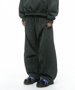 리파인드 오블릭 커브드 스웨트팬츠 - 피그먼트 멀티 블랙