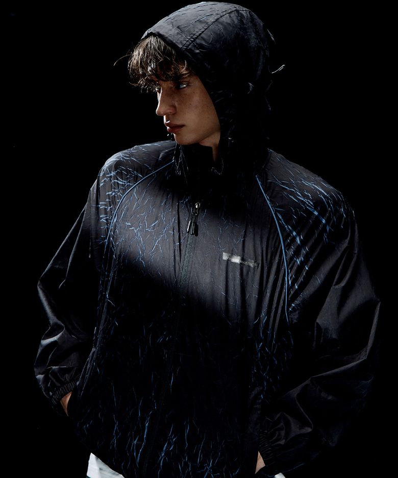 CREASE TWO-TONE WINDBREAKER (L41UJJ031BLK)
