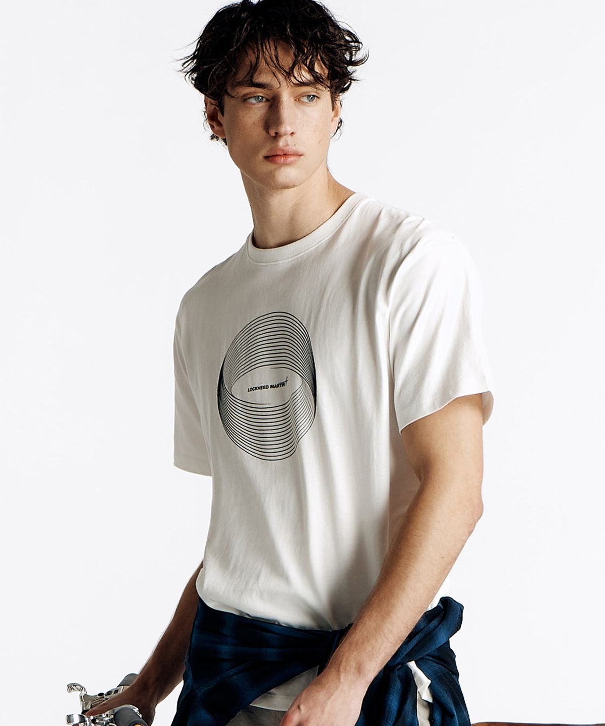 록히드마틴(LOCKHEED MARTIN) SPHERE GRAPHIC PRINTED TS (OFF WHITE)