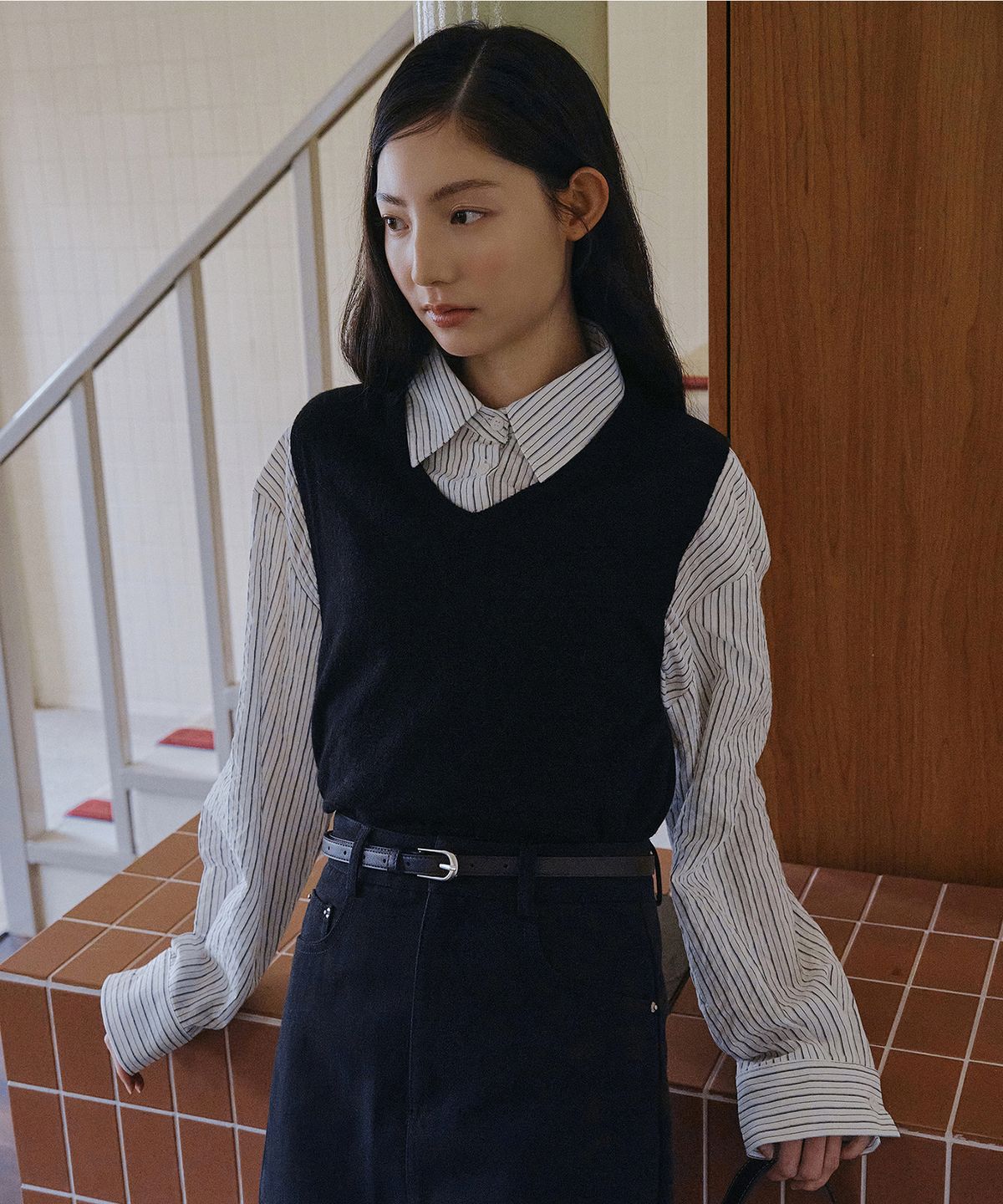 로에일(LOEIL) 스프링 울 브이넥 베스트 - 블랙