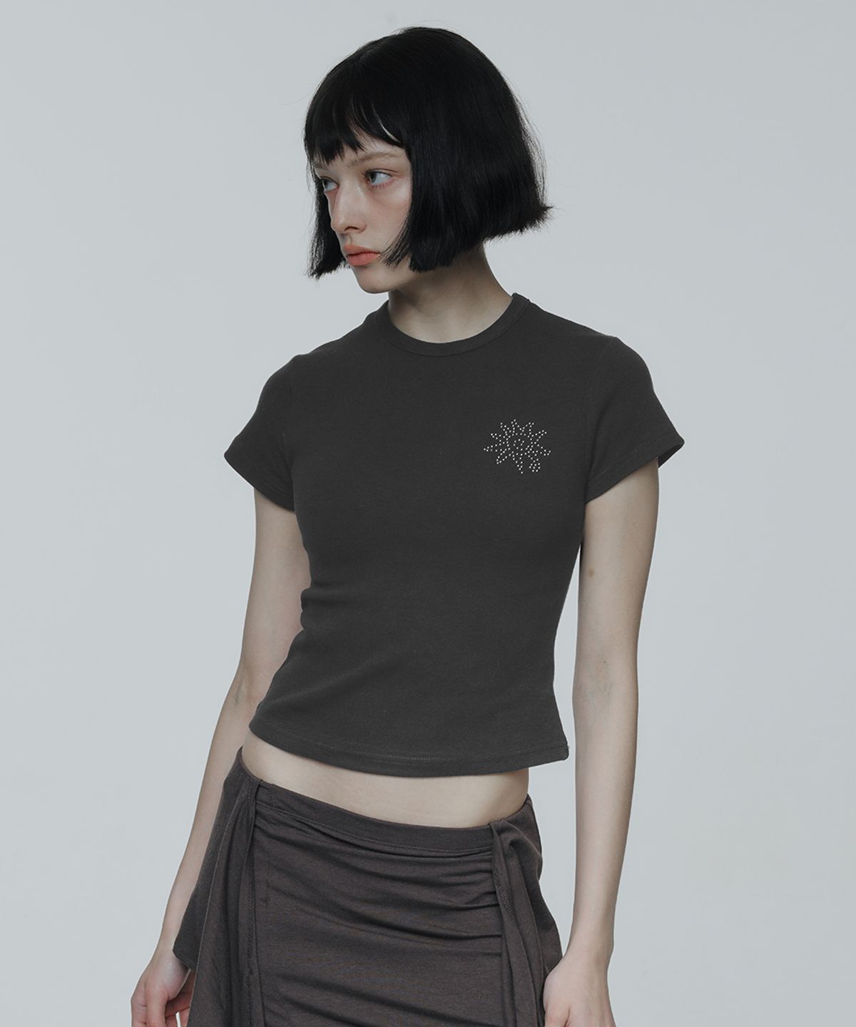 로맨티누어(ROMANTINUER) Sunrise Slim-Fit Cropped Cotton T-Shirt (Charcoal)