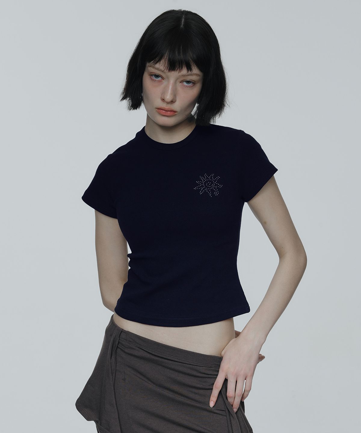 로맨티누어(ROMANTINUER) Sunrise Slim-Fit Cropped Cotton T-Shirt (Navy)