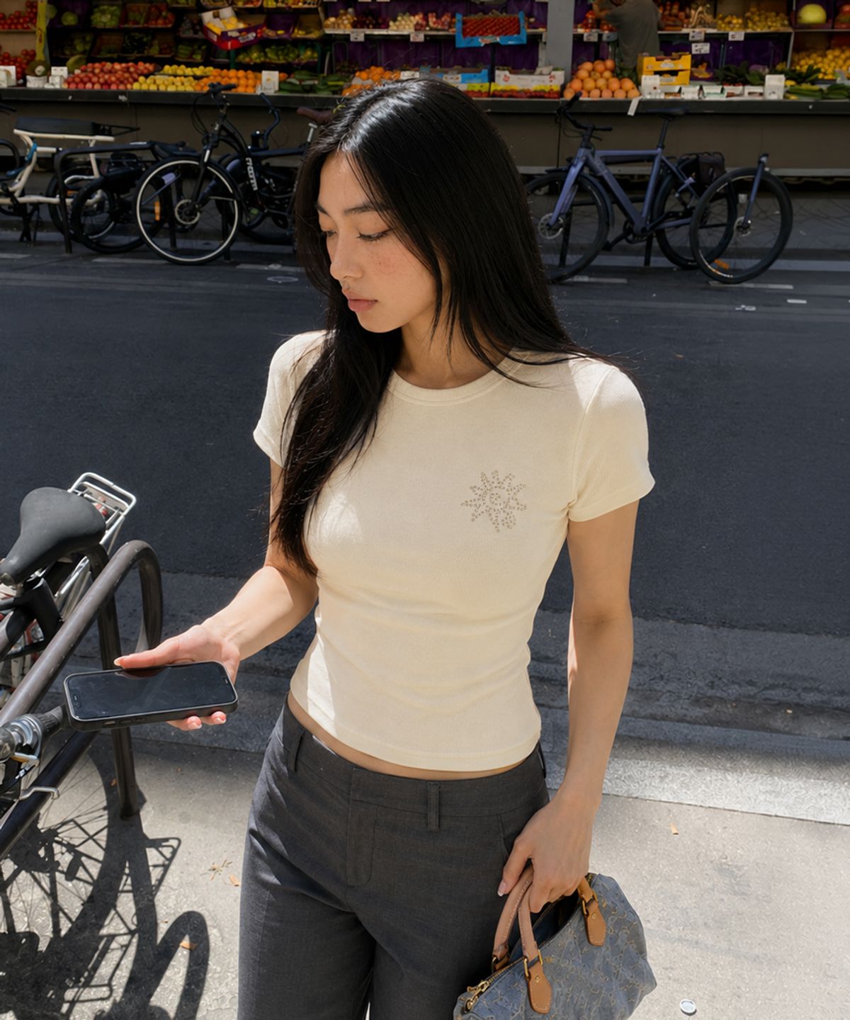 로맨티누어(ROMANTINUER) Sunrise Slim-Fit Cropped Cotton T-Shirt (Cream)