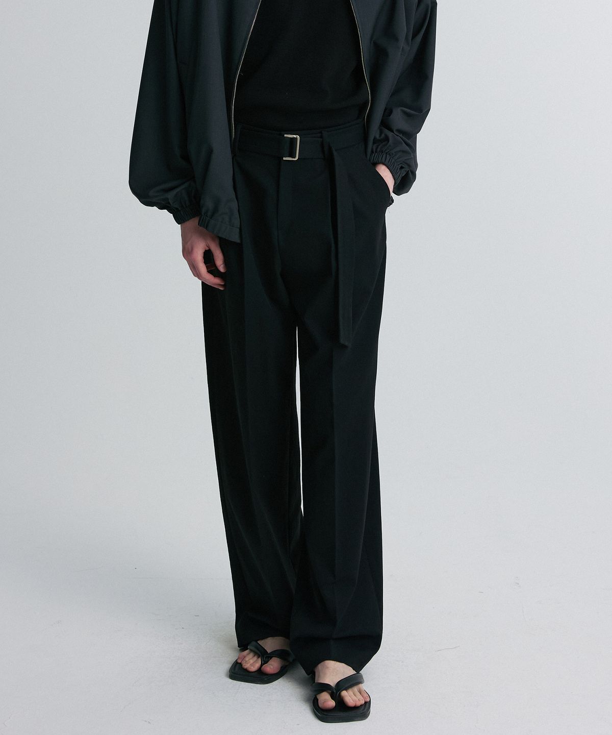 리이 맨(RERHEE MEN) PLEATED BELTED TROUSERS