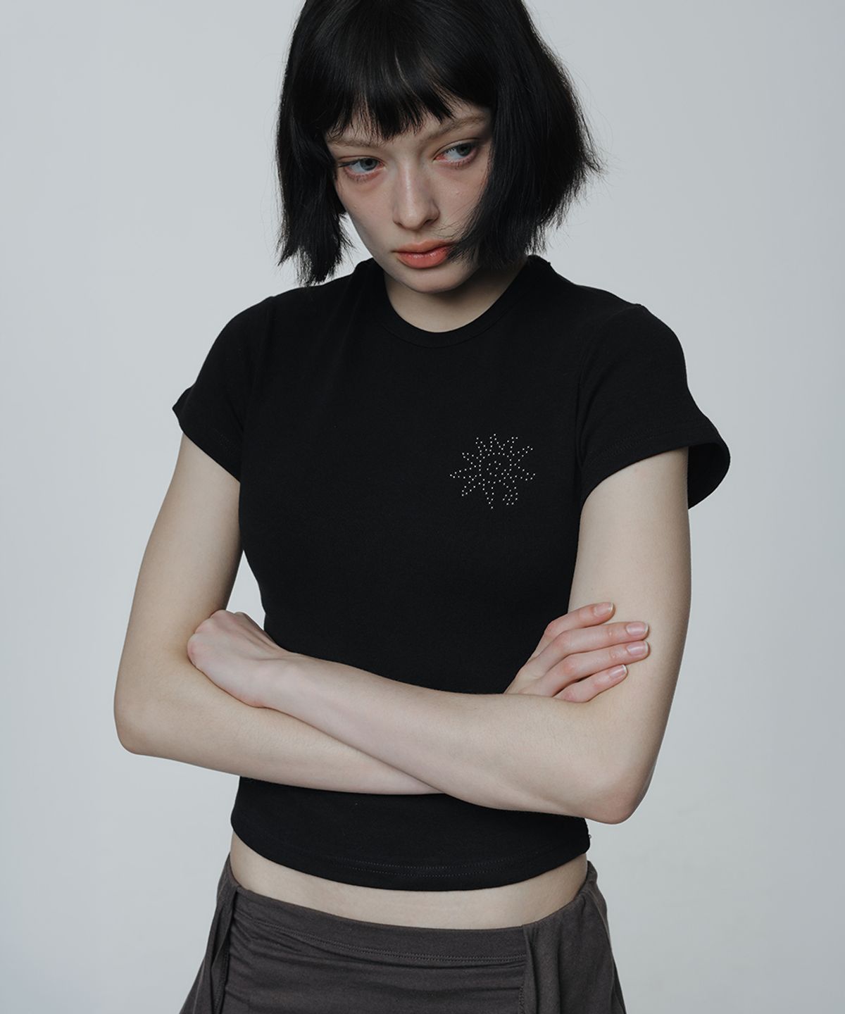 로맨티누어(ROMANTINUER) Sunrise Slim-Fit Cropped Cotton T-Shirt (Black)
