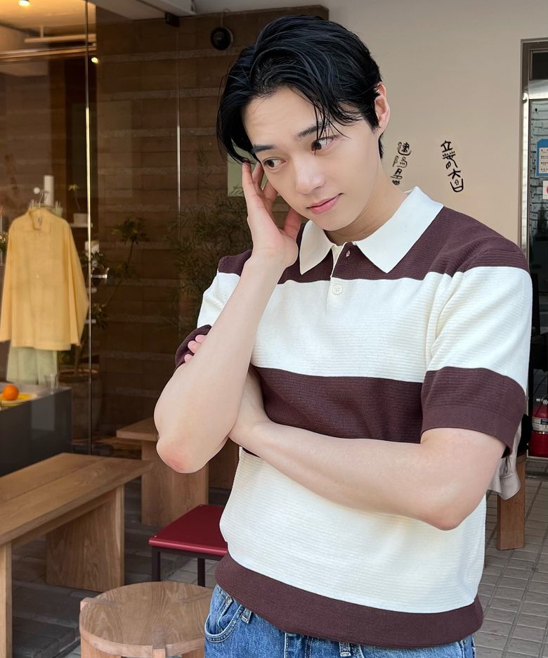 [COUTURE]워셔블 블럭 스트라이프 세미 오버핏 카라 반팔 니트