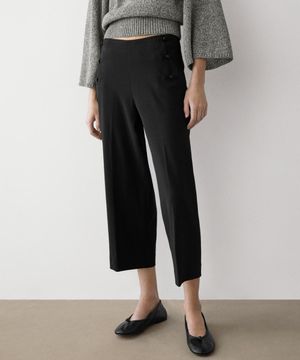 버튼 디테일 카프리 팬츠