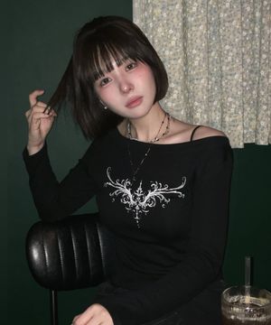 어도어 미 투웨이 보트넥 롱슬리브 (블랙)