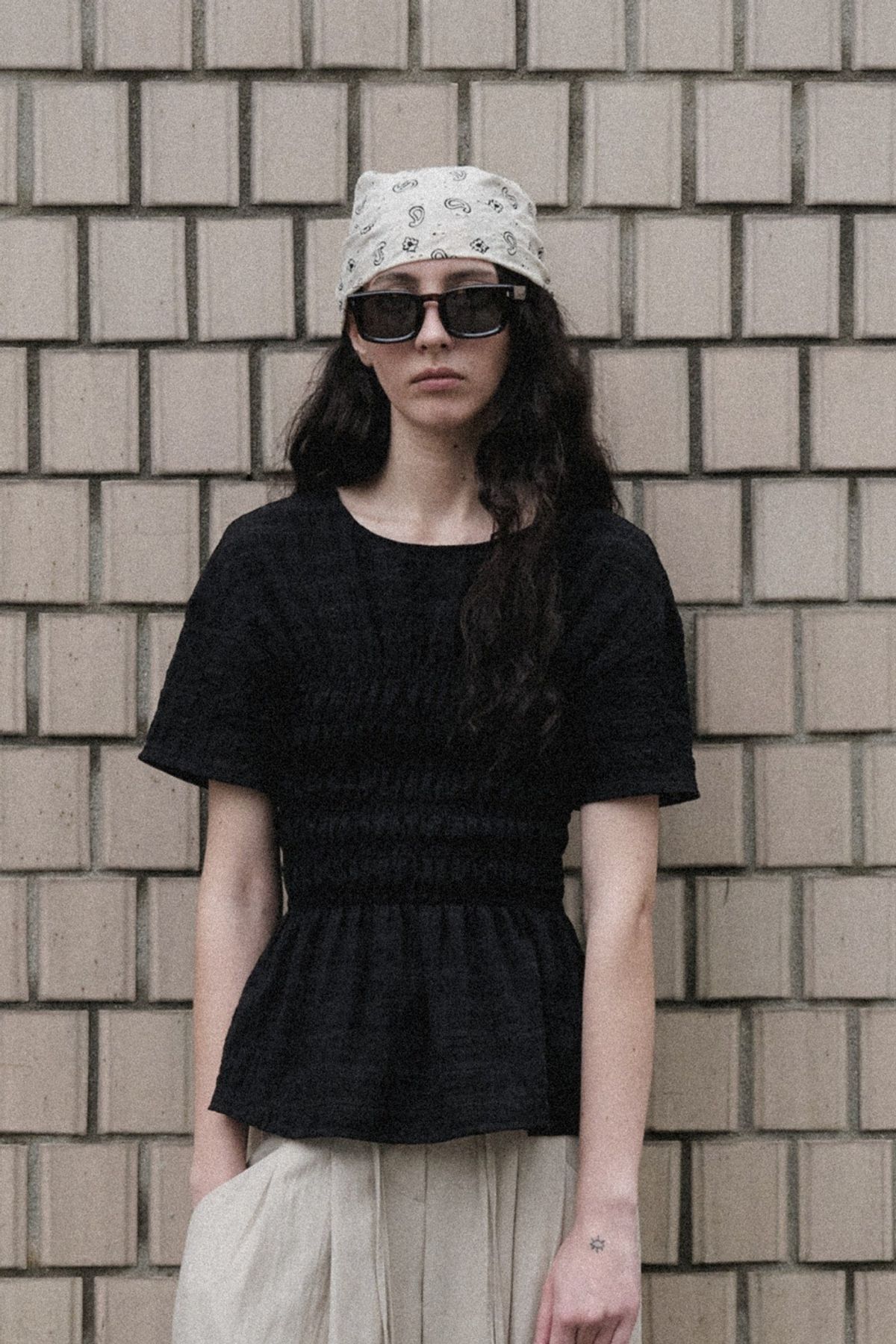 쿠메(KUMÉ) Smocked Checkered Blouse, Black