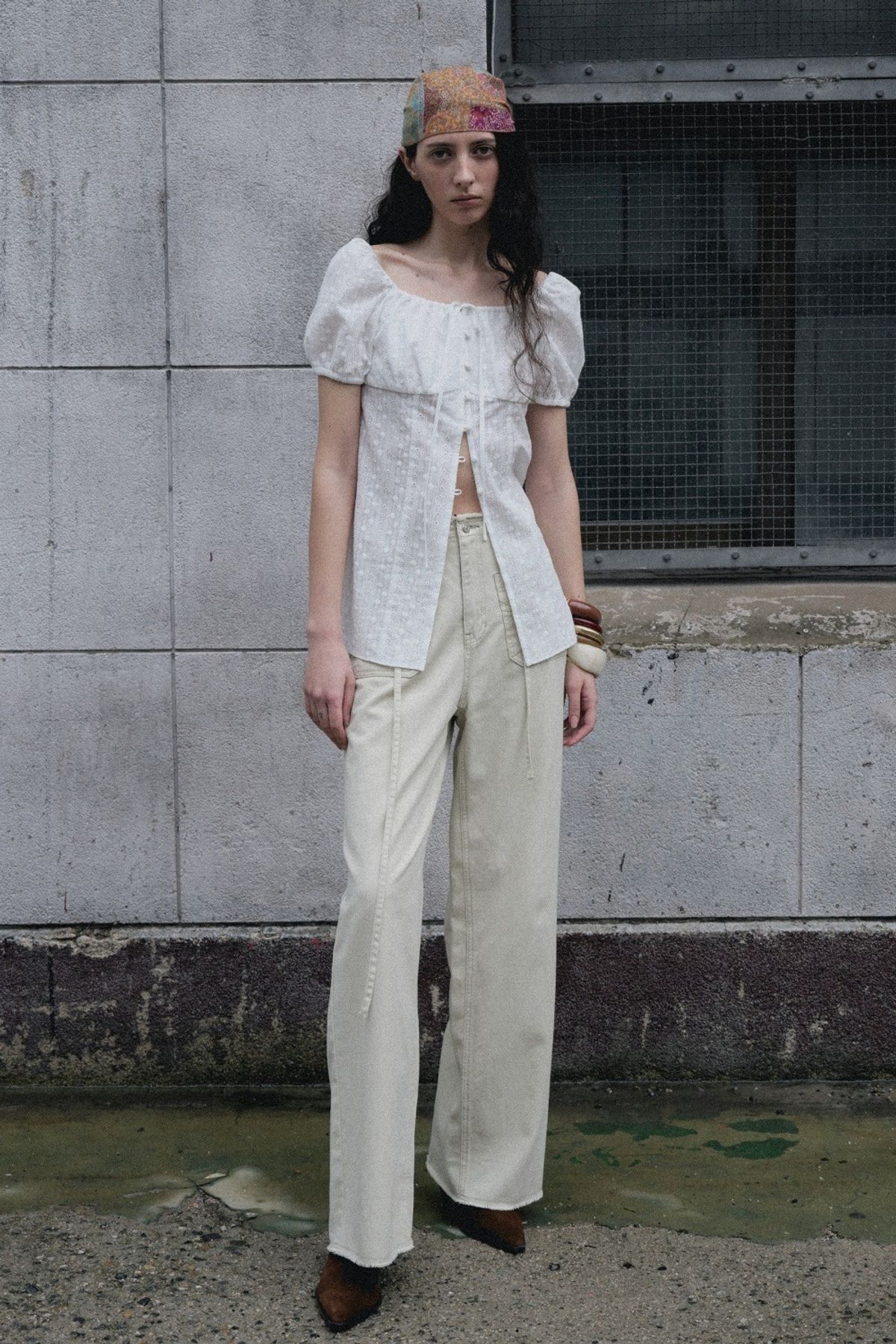 쿠메(KUMÉ) Frayed Embroidered Pocket Denim Pants, Light Khaki