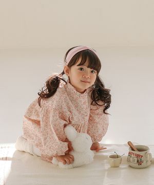 벚꽃잎 흩날리는 날에 햇살 아래서 - 아기 플라워원피스