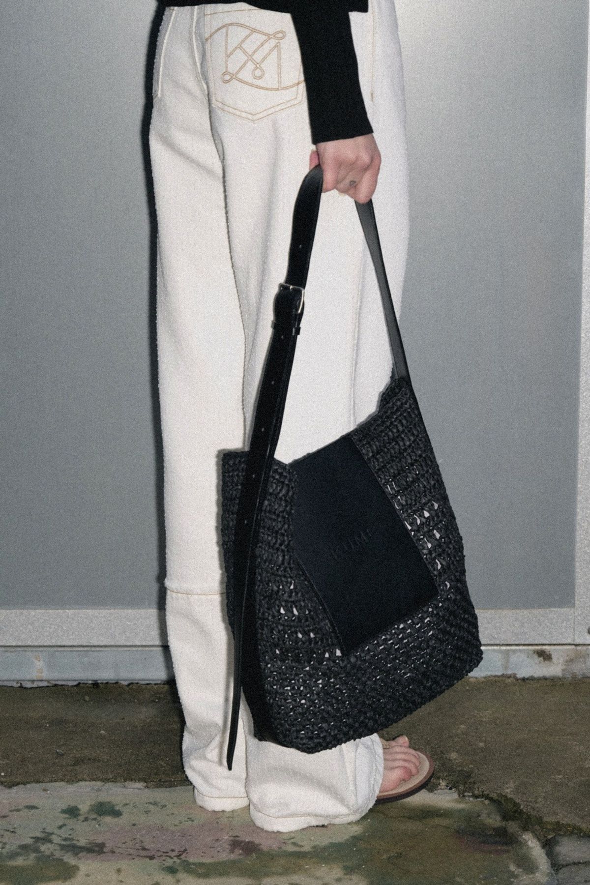 쿠메(KUMÉ) KUME Raffia Shoulder Bag, Black