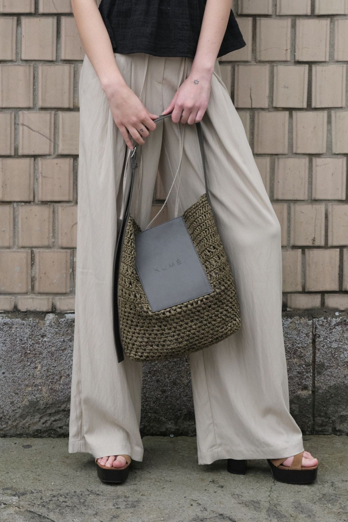 쿠메(KUMÉ) KUME Raffia Shoulder Bag, Khaki